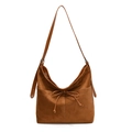 Bolso hobo de ante color marrón caramelo con lazo decorativo y correa versátil - Tostado
