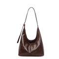 Grande borsa hobo marrone scuro in similpelle lucida con tracolla regolabile - caffè