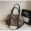 Details der grauen Segeltuchtasche mit braunen Ledergriffen und goldener Hardware - Grau