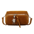 Sac bandoulière en cuir mat fauve avec pendentif robot rétro et détails zippés - Jaune