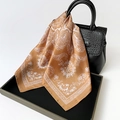 Détail d'un foulard en soie à motif cachemire noué sur le manche d'un sac à main en cuir - 70*70cm / Café (L7490)