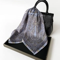 Detail von Paisley-Seidenschal an einer schwarzen Kroko-Handtasche für das Styling - 70*70cm / Hellblau