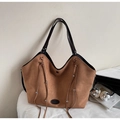 Détail du sac cabas en daim marron avec cordons en cuir et perles argentées pour le bureau - Marron