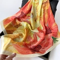 Carré de soie satiné à imprimé tournesol vintage décorant un sac à main de luxe - Jaune