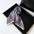 Pañuelo cuadrado de satén azul marino con estampados paisley en bandeja de exhibición - 70*70cm / Azul oscuro
