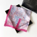 Eleganter rosa Seidenschal mit tropischem Blattmuster in einer schwarzen Geschenkbox - Rosa