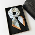 Eleganter Seidenschal mit grün-gelbem Blumenmuster in einer stilvollen schwarzen Geschenkbox - Braun