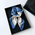 Dettaglio di un foulard di raso con catene dorate e motivi di rose su tessuto di seta - 70*70cm / Blu