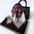 Elegante foulard di seta bordeaux con motivi a catena dorata su una borsa nera - 70*70cm / Borgogna