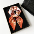 Elegante pañuelo de satén naranja y blanco con estampado de cadena en caja de regalo negra - 70cmx70cm / Naranja