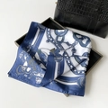 Elegante pañuelo de seda azul y blanco con motivos de carruajes en bolso negro - 70cmx70cm / Azul