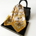 Elegante pañuelo de seda con motivos ecuestres en un bolso de mano negro - 70cmx70cm / Amarillo