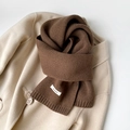 Dettaglio della sciarpa in 100% lana con bordo a costine su un cappotto beige - 155*20cm / Caffè (ZW029)
