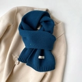 Dettaglio sciarpa in maglia blu scuro con etichetta 100% lana su cappotto beige - 155*20cm / Blu Scuro (ZW029)