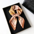 Elegante nude roze zijden sjaal met gouden kettingpatroon en klassieke scroll-print - 70x70cm / Bruin