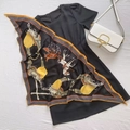 Elegante zijden sjaal met paardenprint gecombineerd met een minimalistische zwarte jurk - Zwart