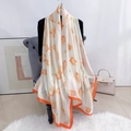 Elegante sciarpa lunga in raso bianco sporco con motivi a tulipani arancioni e bordo in seta - Arancione