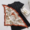 Elegante zijden sjaal met koetsmotieven in wit en goud met oranje randen - Oranje