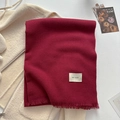 Sciarpa invernale bordeaux a spina di pesce con nappe su superficie bianca pulita - Rosso Mattone