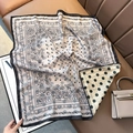 Carré de soie vintage français beige avec pois noirs et bordure à motif floral - Bordures Rétro