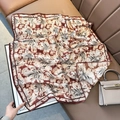 Grand foulard carré rétro en rouge brique et latte au toucher lin doux - Fleur de Bourgogne