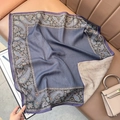 Carré de soie vintage français bleu foncé et violet avec motif paisley sur cuir - Paisley à Rayures