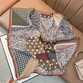 Carré de soie vintage français avec motifs paisley et pied-de-poule sur cuir marron - Patchwork Paisley