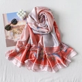 Seidenartiger Schal in Rosa und Grau mit Blumenmuster und geometrischem Rand auf weißem Stoff - 185x80cm / Rosa