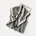 Detail eines Seidenschals mit Damastmuster, gestylt mit einer grauen Weste - Damast Floral (SJJ058-Blau)