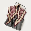 Detailaufnahme von Retro-Seidenschal mit roten Blumenmustern auf einer grauen Weste - Damast Floral (SJJ058-Rot)