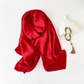 Bufanda larga de satén de seda rojo liso para mujer con elegante acabado brillante - Rojo