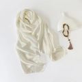 Elegante bufanda larga de satén de seda crema con textura suave y acabado brillante - Creamy White