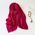 Elegante bufanda de seda satinada de color rojo rosa liso con un acabado brillante - Rosa Roja