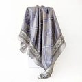 Eleganter Seidenschal mit silber-blauem Paisleymuster und geometrischen Drucken - 90x90cm (D9496) / Lila