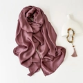 Elegante bufanda de satén de seda rosa palo con textura premium y bordes enrollados - Rojo Pasta de Frijol