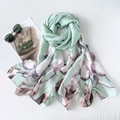 Elegante sciarpa in seta verde chiaro con stampa floreale viola e trama satinata - 185*80cm / Ciano