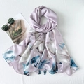 Elegante sciarpa lunga in seta lavanda con stampa a gigli blu per un look chic - 185*80cm / Lavanda