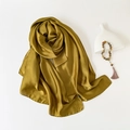 Pañuelo de seda satinada oro oliva con drapeado elegante y textura brillante de lujo - Amarillo Tierra
