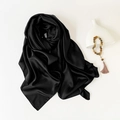 Elegante pañuelo cuadrado de seda satinada negra con acabado brillante y caída suave - Negro