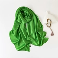 Elegante bufanda larga de satén de seda verde esmeralda con caída suave y acabado brillante - Verde Brillante