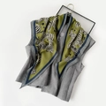 Detail van olijfgroene zijden sjaal met zebraprint op een grijs mouwloos vest - Zebraprint (SJJ052-Groen)