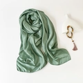 Pañuelo de seda satinada verde empolvado con brillo suave y textura elegante - Verde Judía