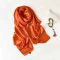 Elegante pañuelo de seda satinada naranja brillante con forma de rosa sobre blanco - Rojo Anaranjado