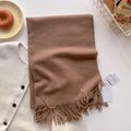 Écharpe unie couleur chameau toucher cachemire avec franges sur une table d'automne - Brun Foncé