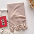 Écharpe unie rose pâle avec détails de glands en tissu doux imitation cachemire - Avoine