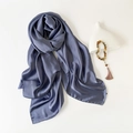 Elegante bufanda de seda satinada azul grisáceo con acabado brillante y dobladillo - Azul Niebla