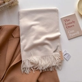 Écharpe unie blanc cassé style cachemire avec franges sur fond de manteau marron - Blanc Lait
