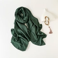 Elegante bufanda de satén de seda verde bosque con acabado suave para un estilo de lujo - Verde esmeralda