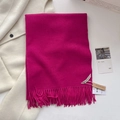 Écharpe fuchsia au toucher cachemire avec franges et texture tissée pour l'automne - Rose rouge