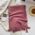 Écharpe à franges vieux rose au toucher cachemire sur un fond de manteau blanc - Rose Foncé